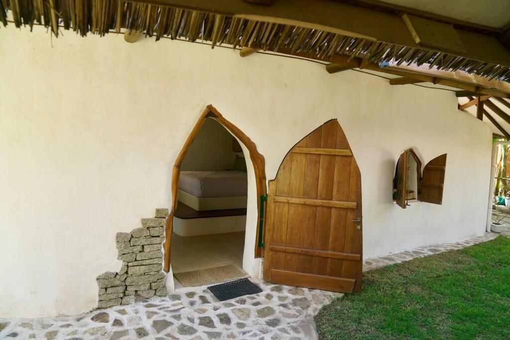 Beach-front Sumbawa Surf House *