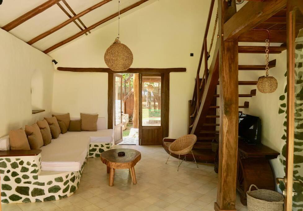 Beach-front Sumbawa Surf House Villa *
