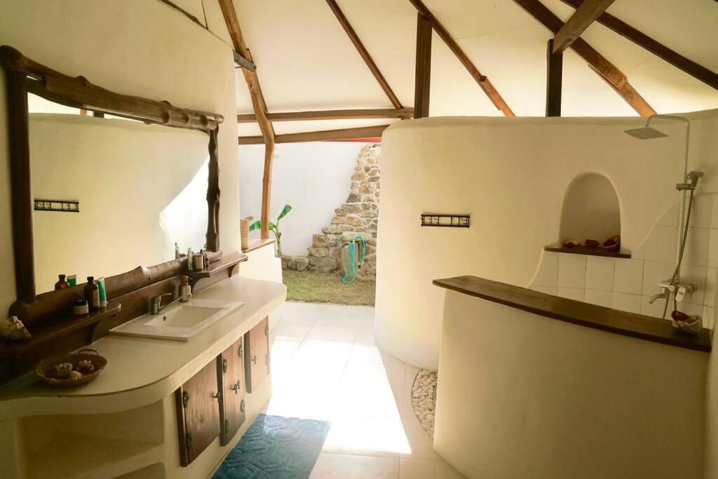 Beach-front Sumbawa Surf House Villa Lemonga