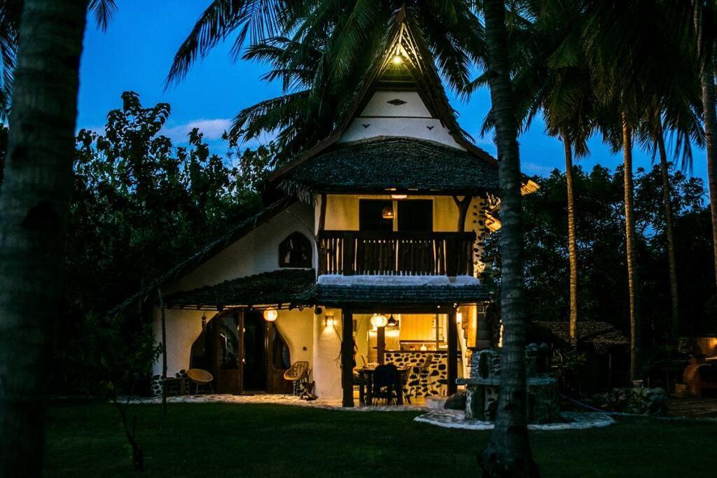 Villa Beach-front Sumbawa Surf House Lemonga