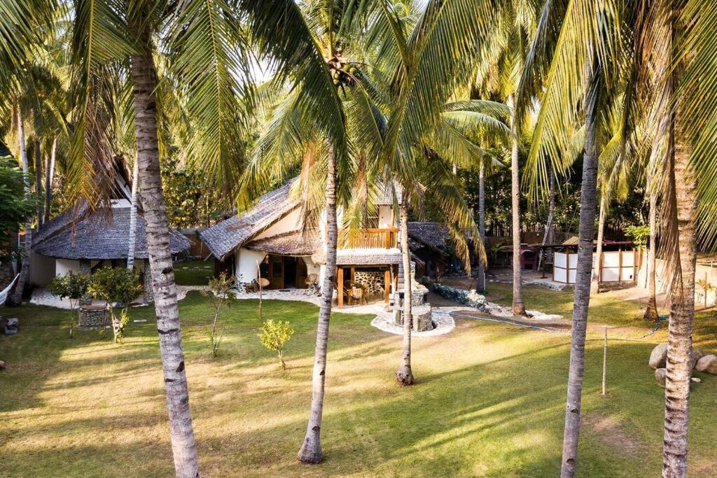 Beach-front Sumbawa Surf House * Lemonga