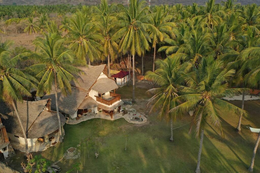Beach-front Sumbawa Surf House Lemonga