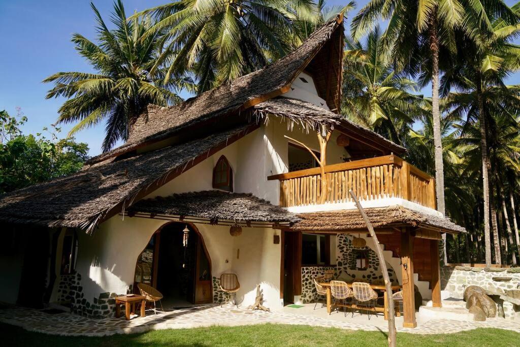 Beach-front Sumbawa Surf House Villa