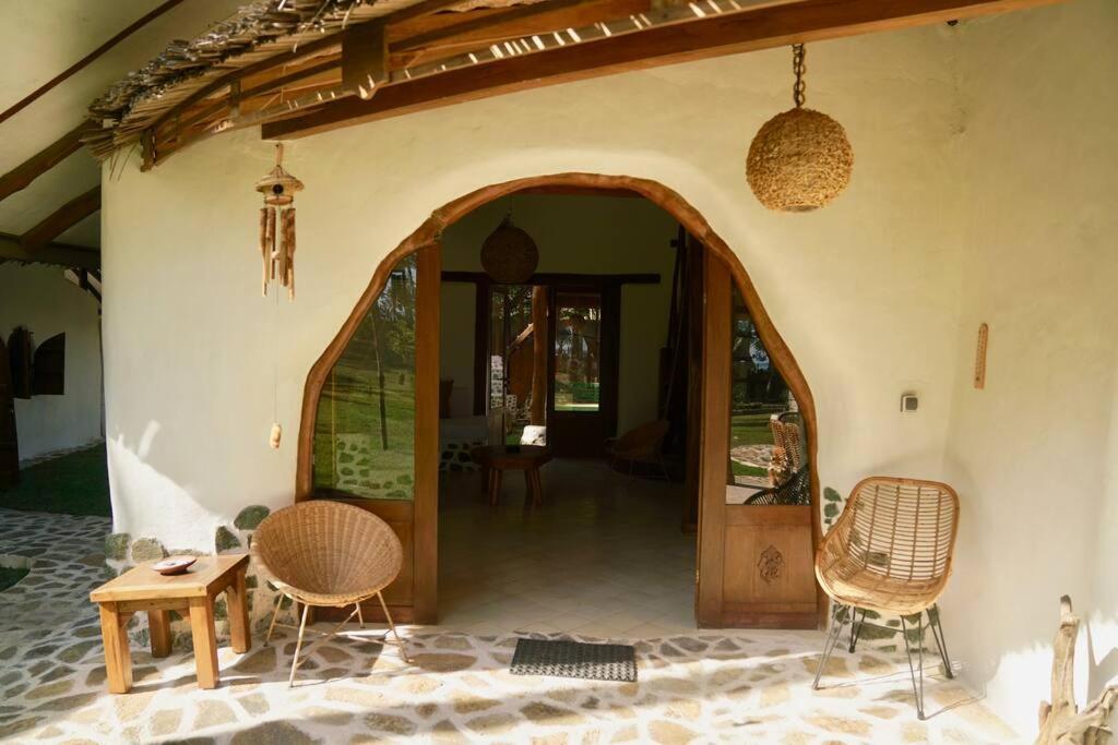 Beach-front Sumbawa Surf House Villa Lemonga
