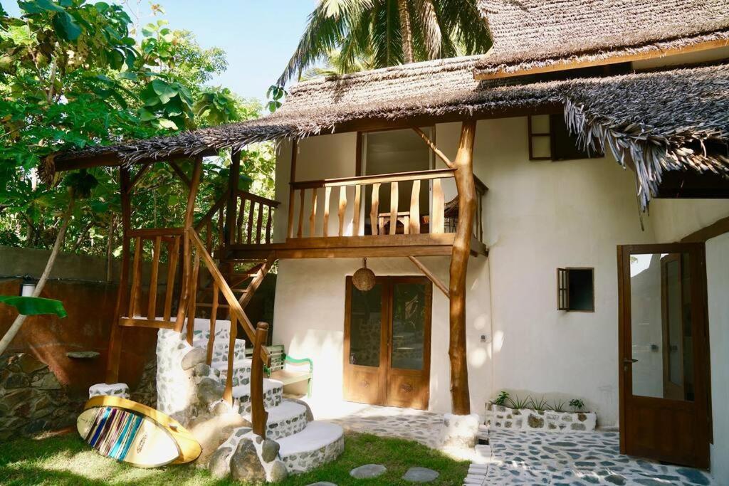 Beach-front Sumbawa Surf House * Lemonga