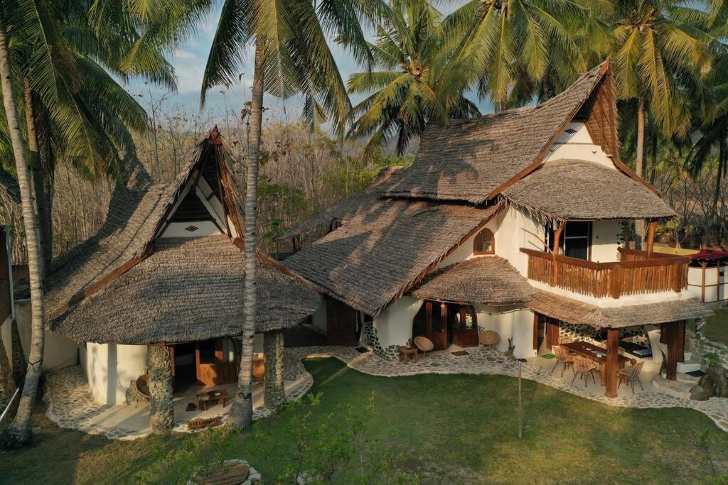 Villa Beach-front Sumbawa Surf House *
